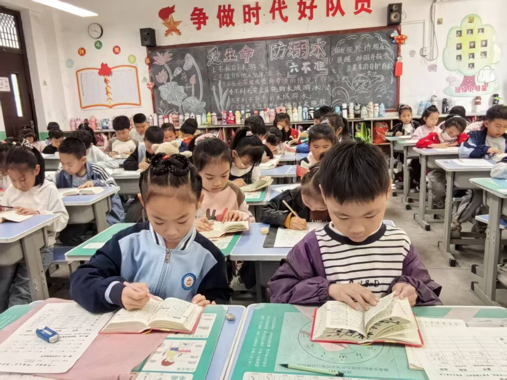 平邑县第二实验小学举行一年级语文“字典大王”争夺赛活动