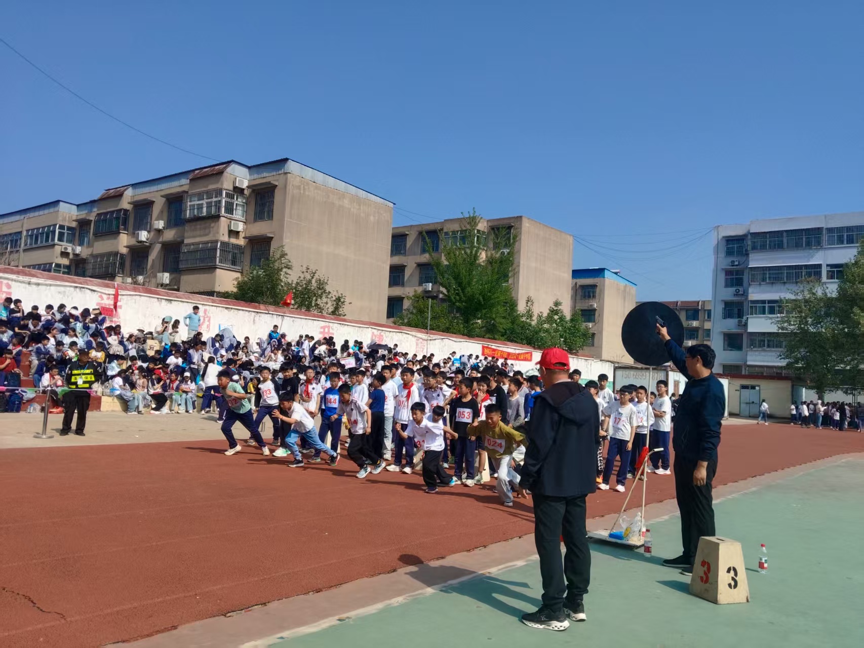 “奔跑吧！小杏仁”—— 平邑兴蒙学校2026年春季田径运动会隆重开幕(图2)