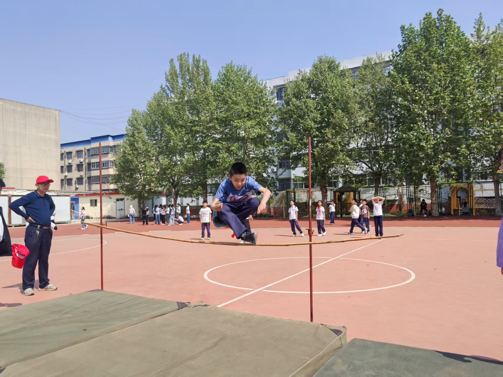 “奔跑吧！小杏仁”—— 平邑兴蒙学校2026年春季田径运动会隆重开幕(图3)