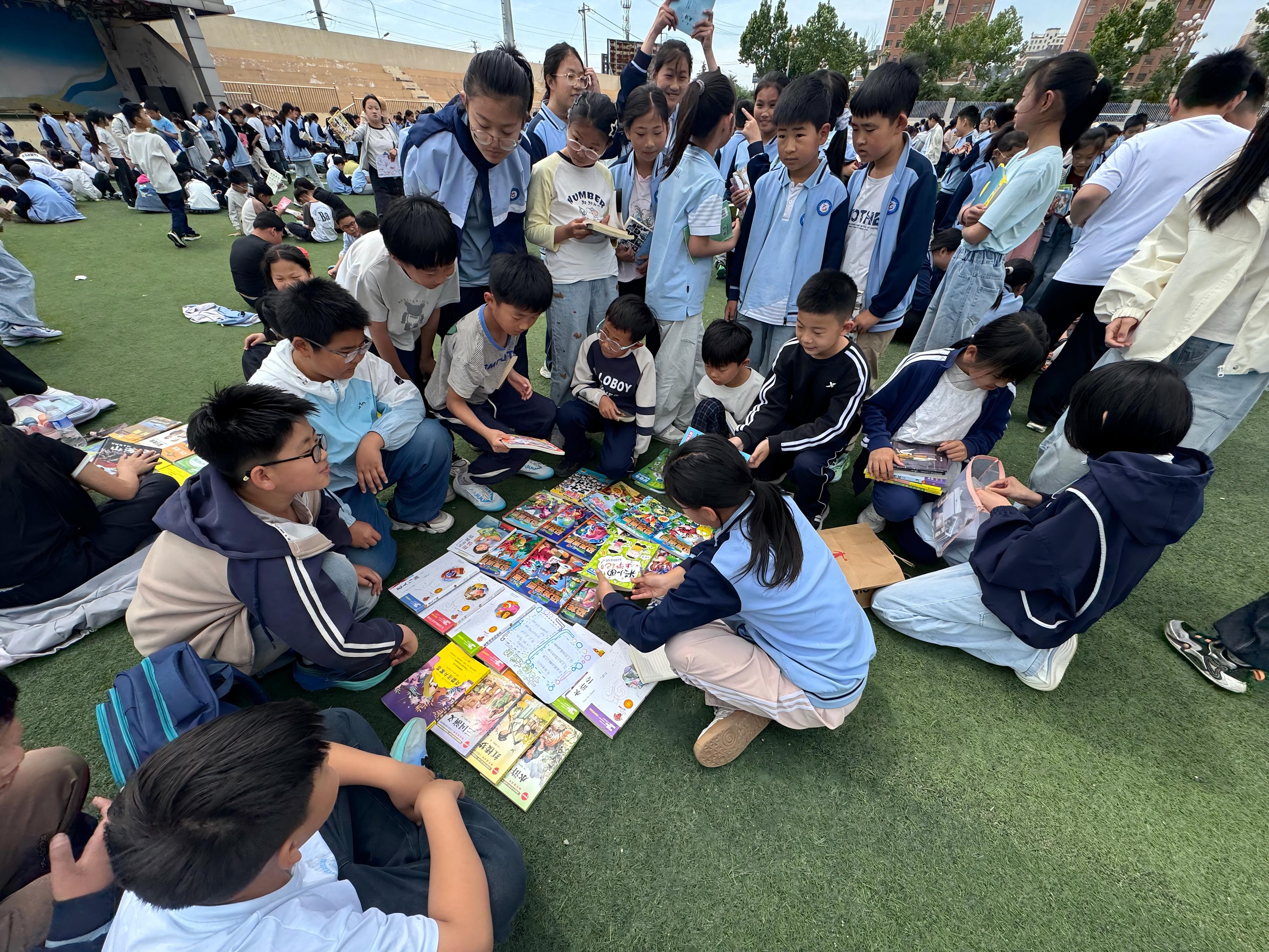 平邑县第二实验小学举行第九届读书活动之“书香润心笃学尚行”图书漂流活动(图1)