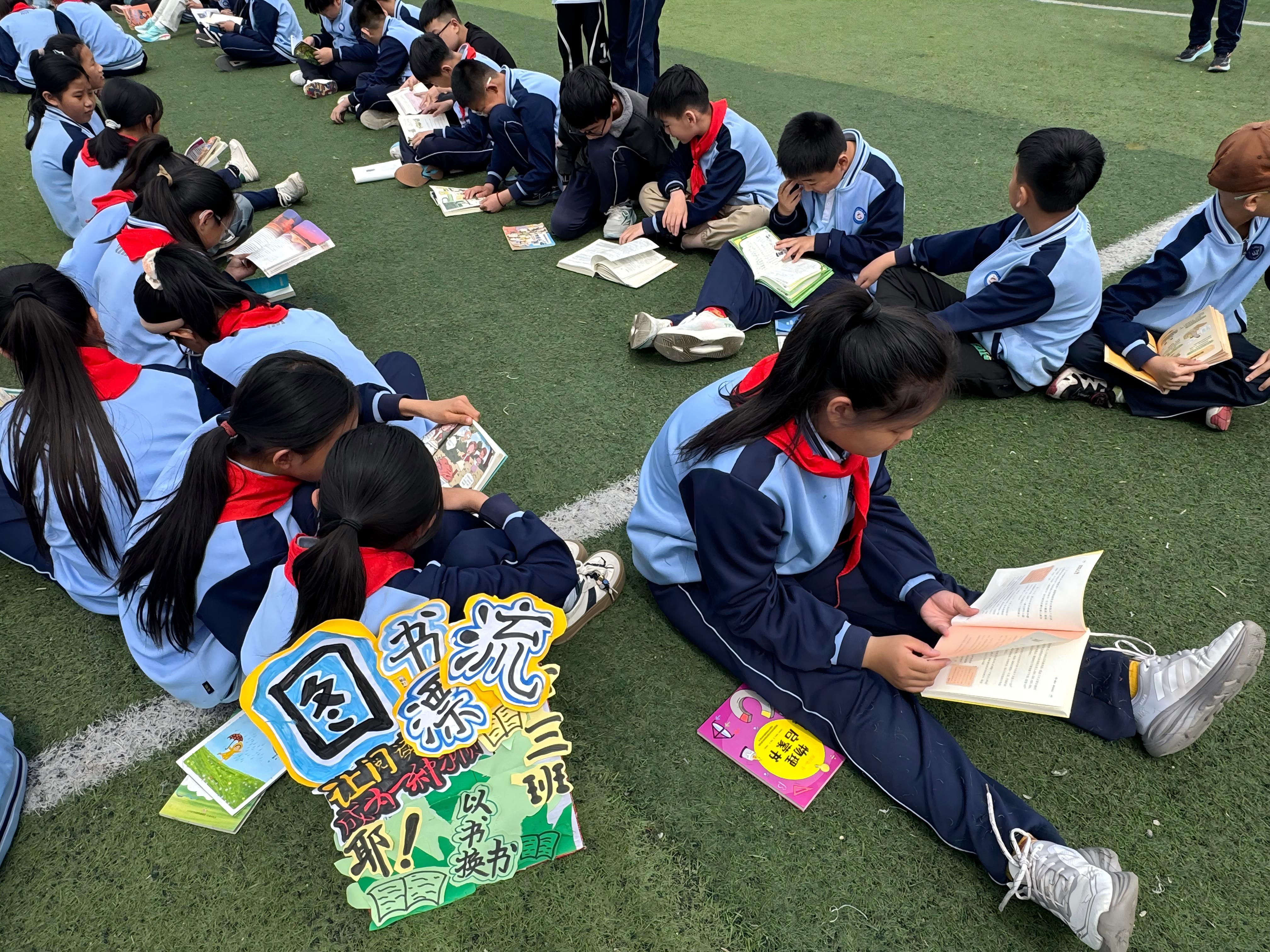 平邑县第二实验小学举行第九届读书活动之“书香润心笃学尚行”图书漂流活动(图2)