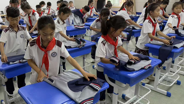 【山东平邑】实验小学第三校区开展衣物整理专项劳动教育(图2)
