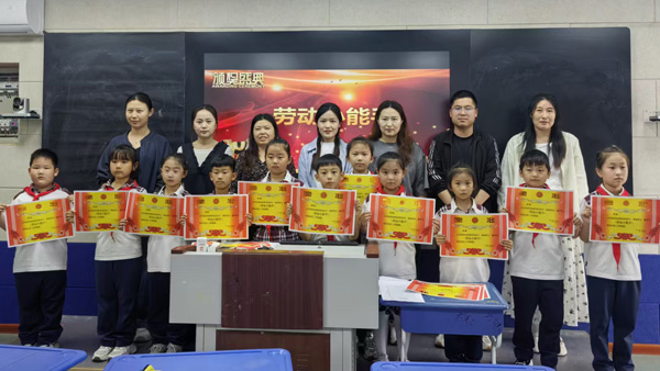 【山东平邑】实验小学第三校区开展衣物整理专项劳动教育(图3)