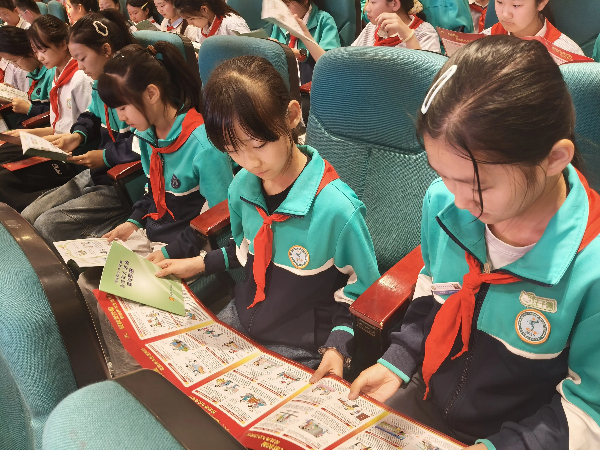 平邑县第四实验小学开展法制宣讲暨防欺凌教育专题报告会(图4)