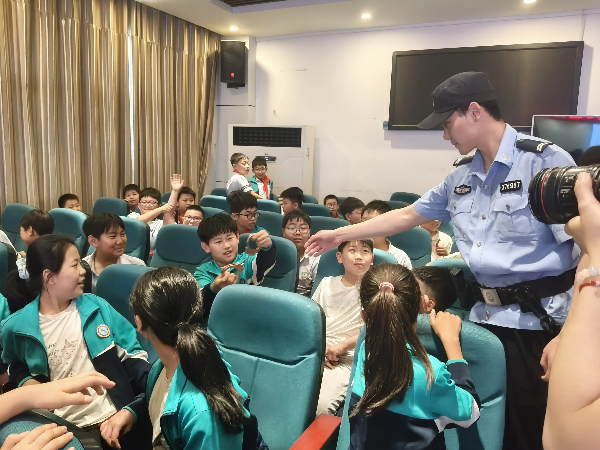 平邑县第四实验小学开展法制宣讲暨防欺凌教育专题报告会(图2)