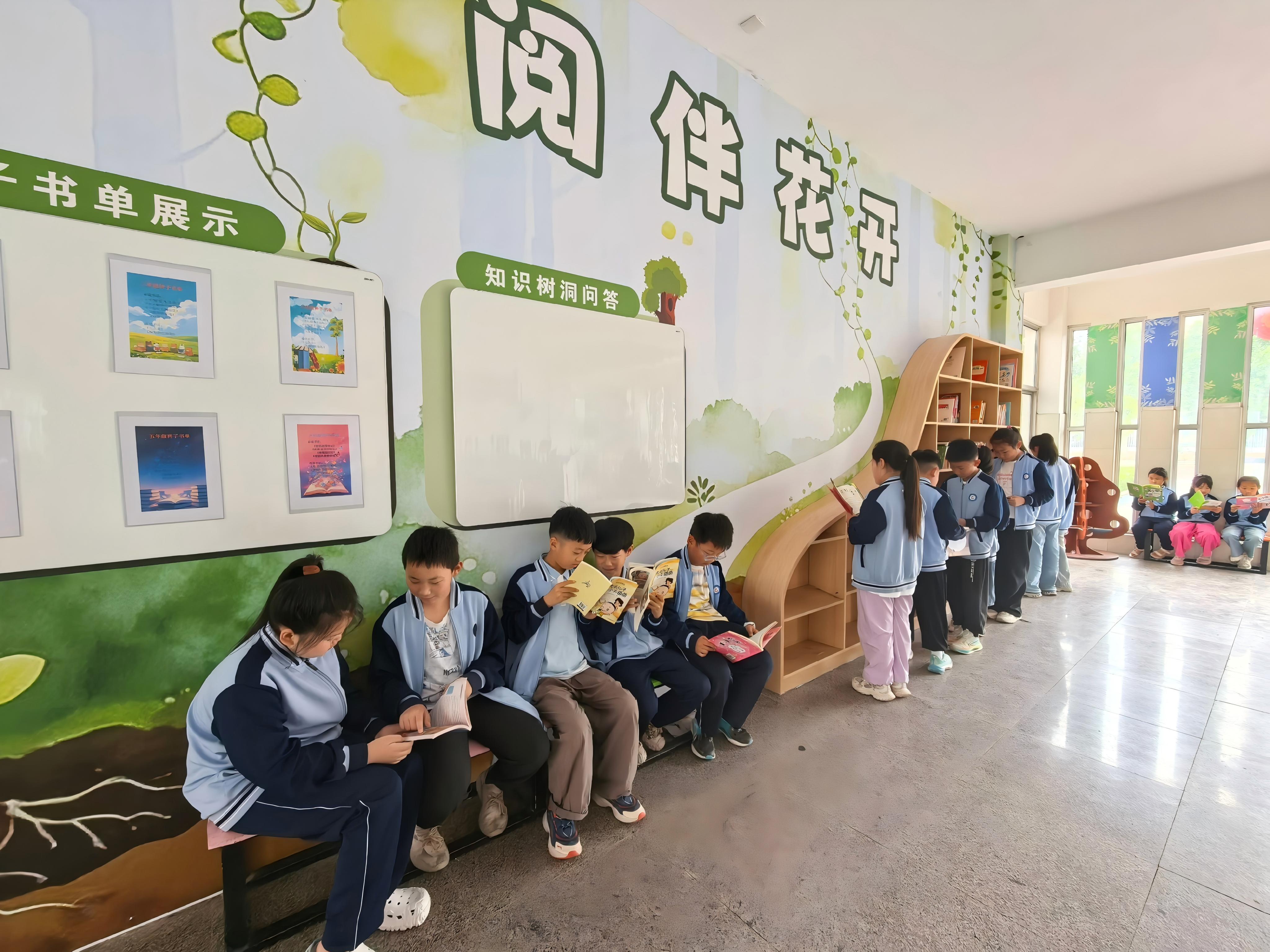 书香飘满校园  阅读陪伴成长