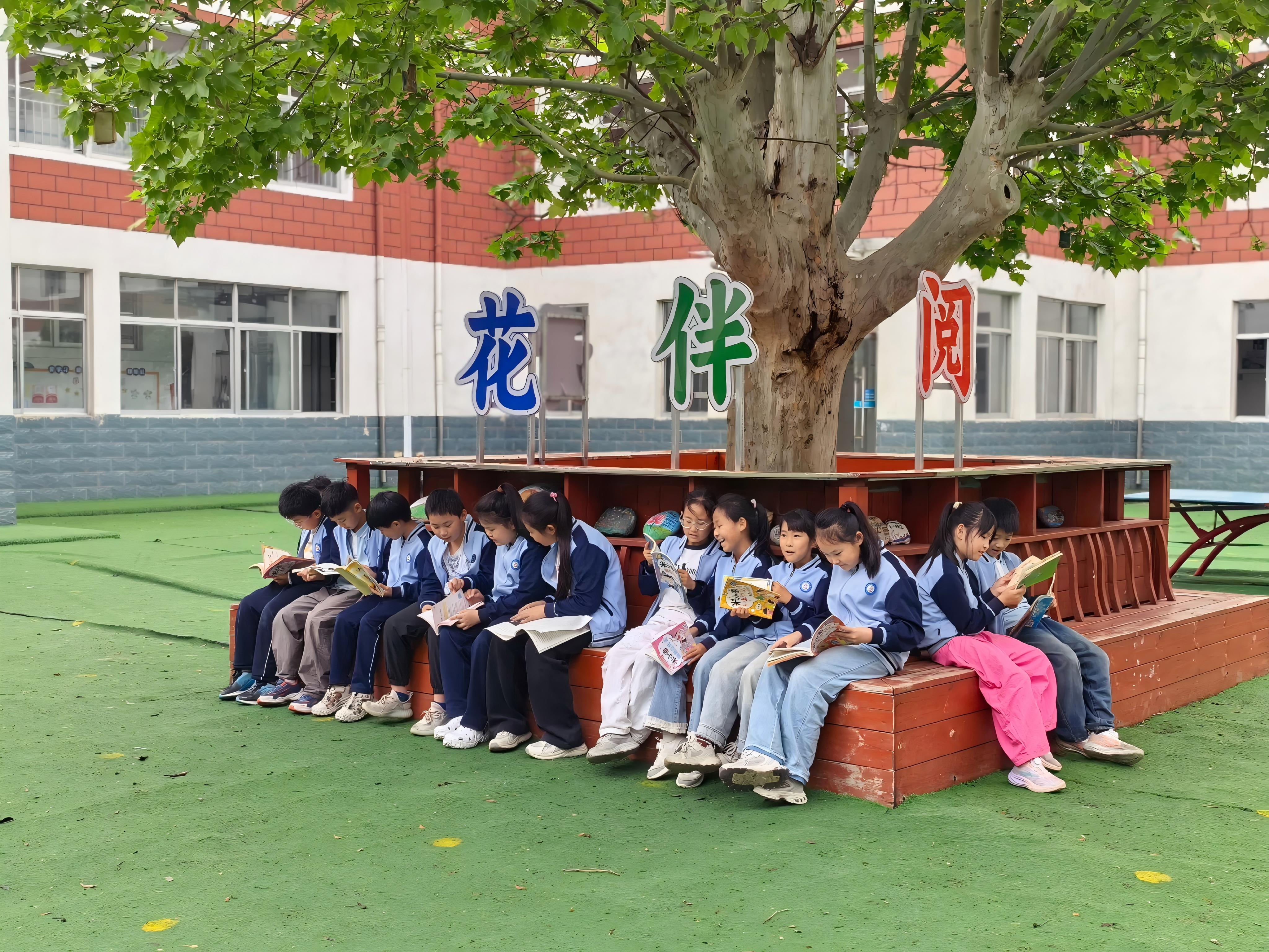 平邑县第二实验小学举行课间阅读活动(图2) 平邑县第二实验小学举行课间阅读活动(图2)