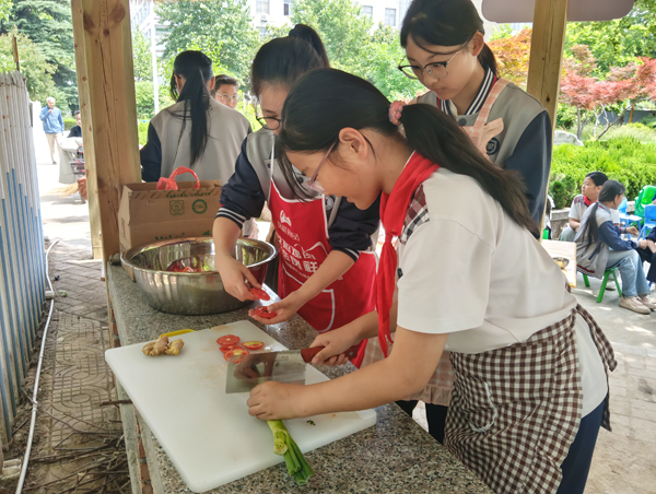 【山东平邑】学校“知味轩”启用 孩子“掌勺”感悟劳动之美(图2)