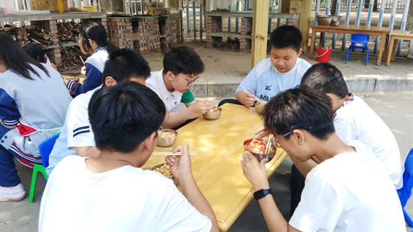【山东平邑】学校“知味轩”启用 孩子“掌勺”感悟劳动之美(图4)