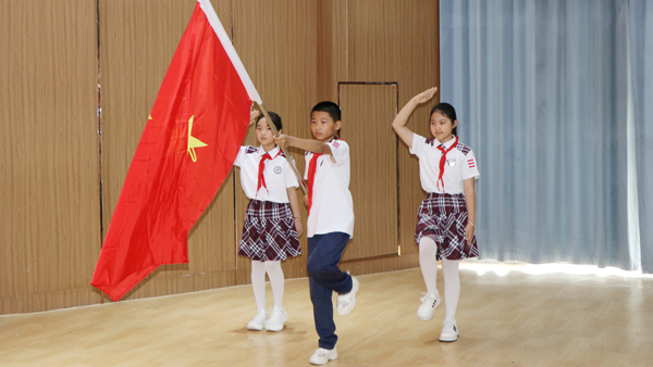 【山东平邑】实验小学第三校区隆重举行2026年首批新队员入队仪式(图1)