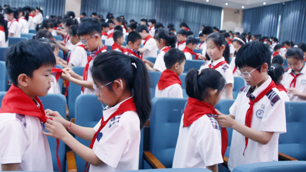 【山东平邑】实验小学第三校区隆重举行2026年首批新队员入队仪式(图2)