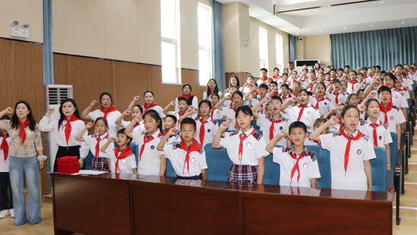 【山东平邑】实验小学第三校区隆重举行2026年首批新队员入队仪式(图3)