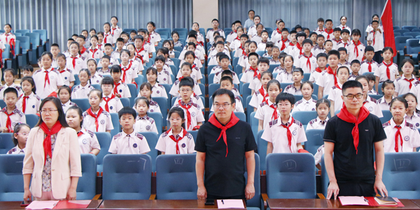 【山东平邑】实验小学第三校区隆重举行2026年首批新队员入队仪式(图5)