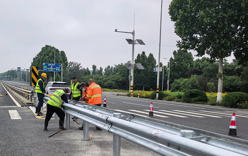 淄川公路事业服务中心实施中隔带开口封堵作业 提升公路通行安全水平(图1)