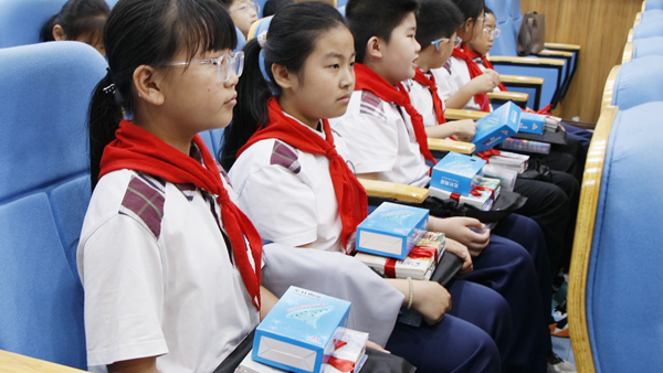 【山东平邑】爱心企业向实验小学捐赠助学物资(图4)