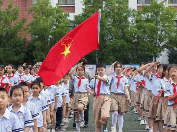 平邑县第四实验小学举行一年级分批入队仪式(图1)