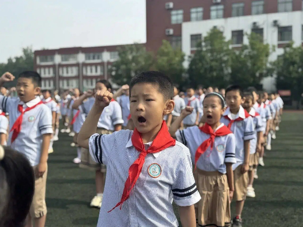 平邑县第四实验小学举行一年级分批入队仪式(图3)