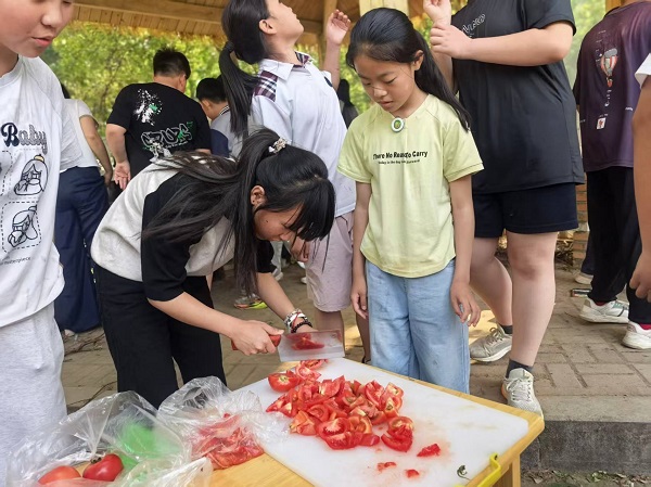 平邑兴蒙学校师生走进“知味轩”开展炊烟美食劳动实践活动(图1)