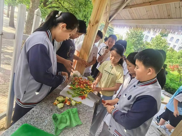 平邑兴蒙学校师生走进“知味轩”开展炊烟美食劳动实践活动(图2)