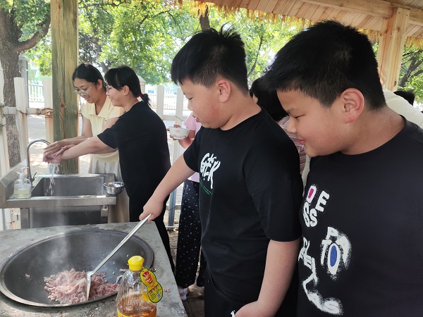 平邑兴蒙学校师生走进“知味轩”开展炊烟美食劳动实践活动(图4)