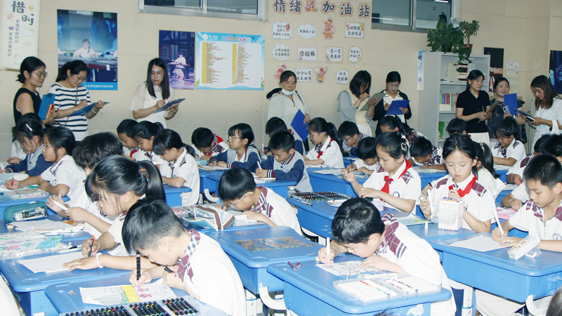 【家校共育】平邑县实验小学第三校区举办“家长进课堂”评价特色课程活动(图2)