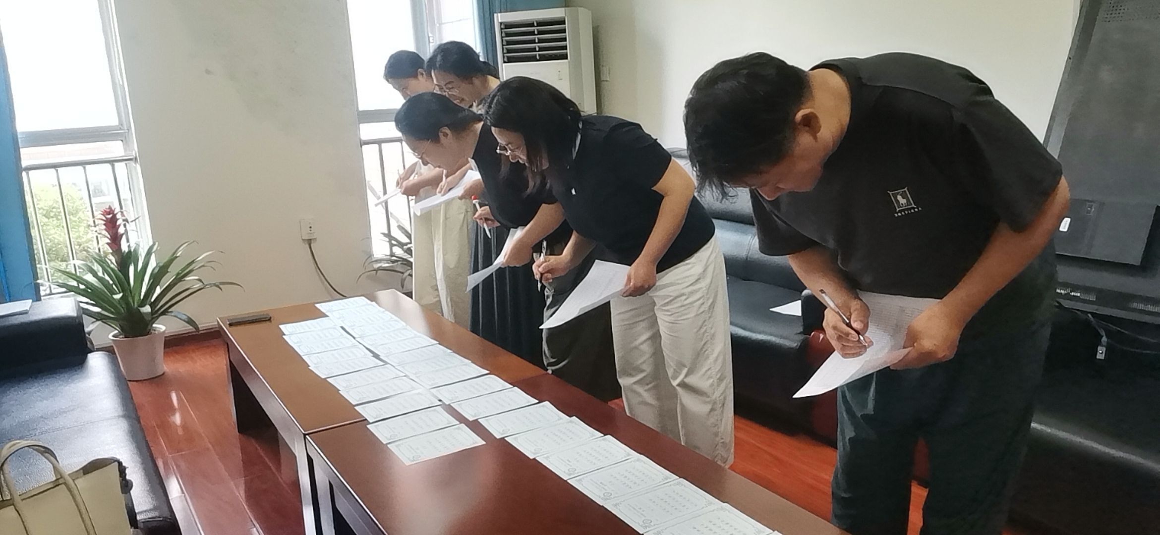 平邑县第二实验小学开展教师书法基本功展示活动(图2)