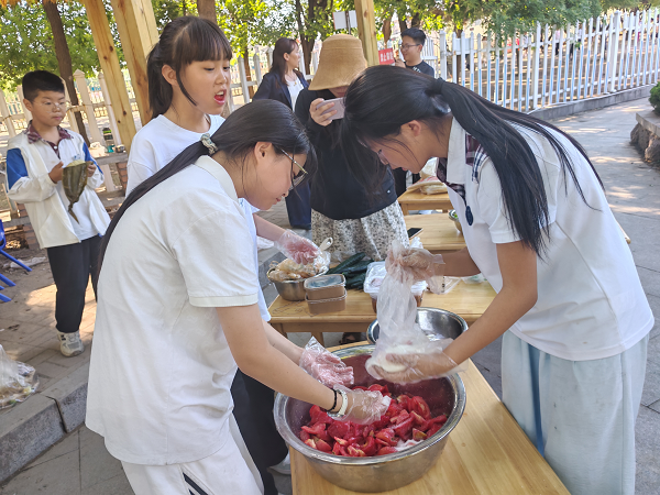 平邑兴蒙学校开展“灶火暖校园，粽香赴端阳”厨艺美食课劳动实践活动  (图4)