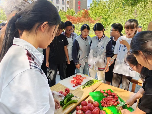 平邑兴蒙学校开展“灶火暖校园，粽香赴端阳”厨艺美食课劳动实践活动  