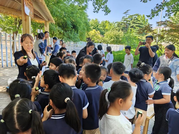 平邑兴蒙学校开展“灶火暖校园，粽香赴端阳”厨艺美食课劳动实践活动  (图6)