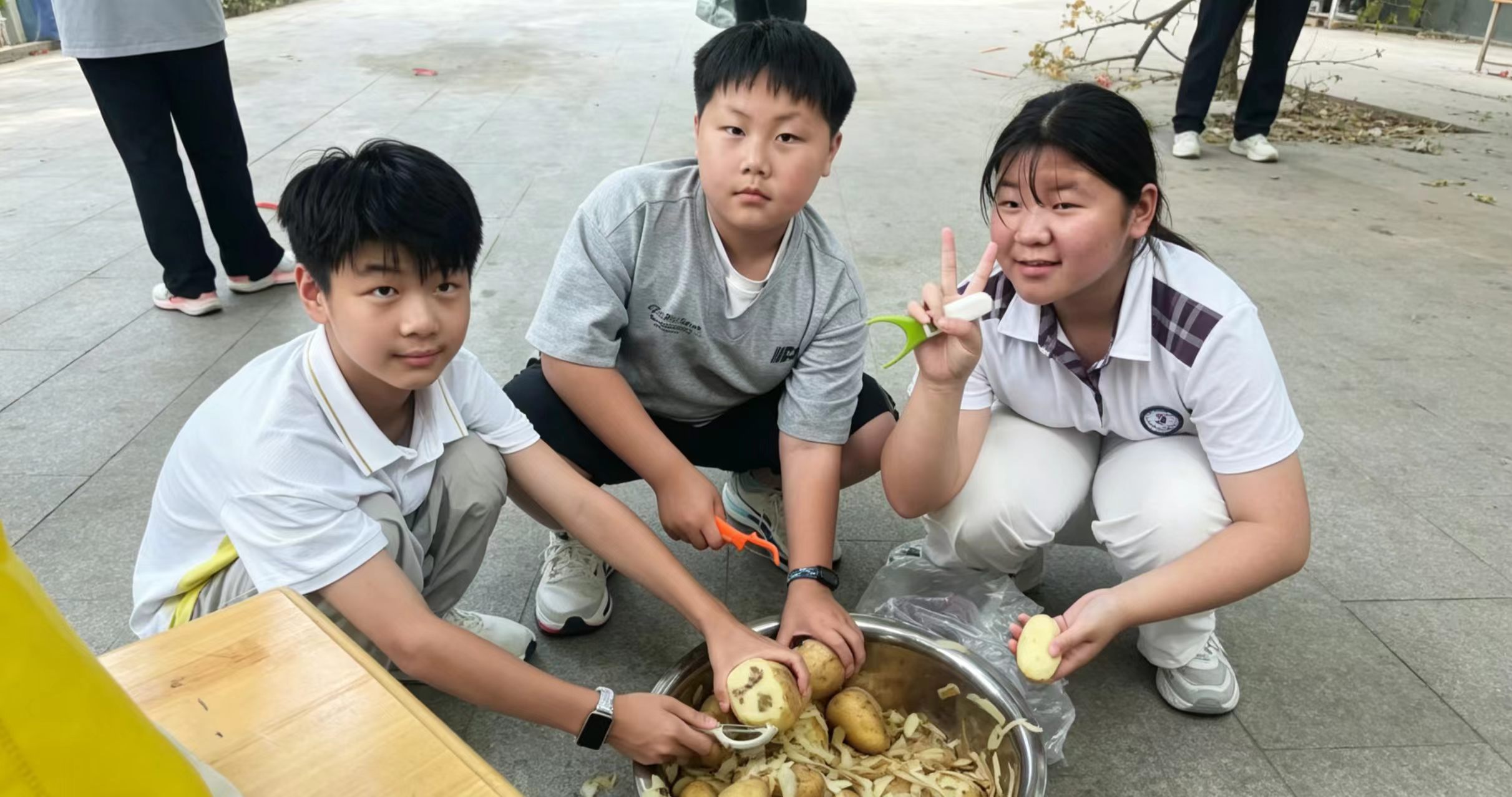 欢乐厨艺秀，能干小达人——平邑兴蒙学校厨艺实践活动精彩上演(图1)