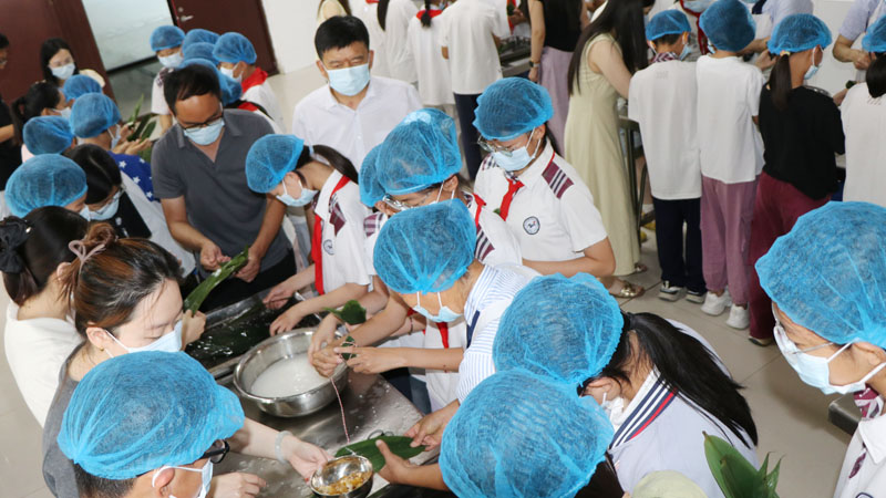 【校园动态】平邑县实验小学第六校区开展“迎端午•育童心”实践活动(图1)