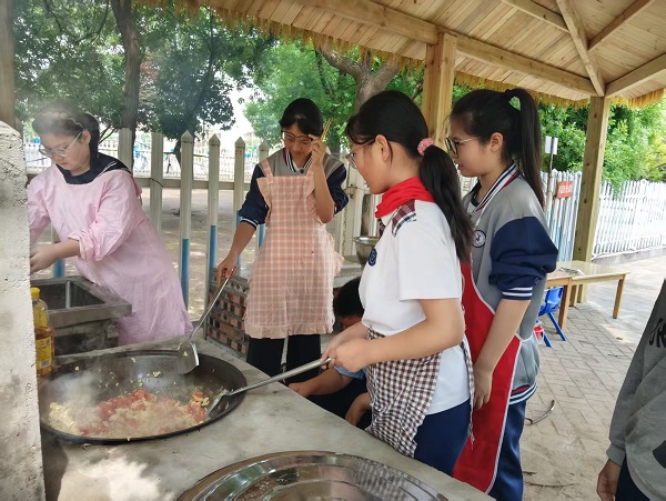 平邑兴蒙学校开展知味轩“厨艺美食小达人”表彰活动(图1) 平邑兴蒙学校开展知味轩“厨艺美食小达人”表彰活动(图1)