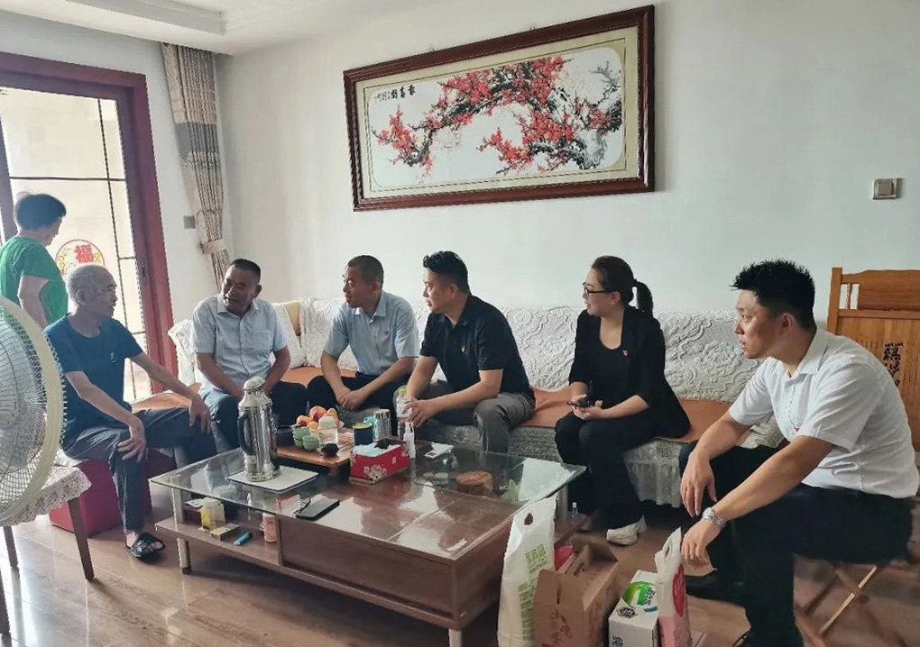 沂河新区物业管理协会开展退役军人走访慰问活动 (图1)