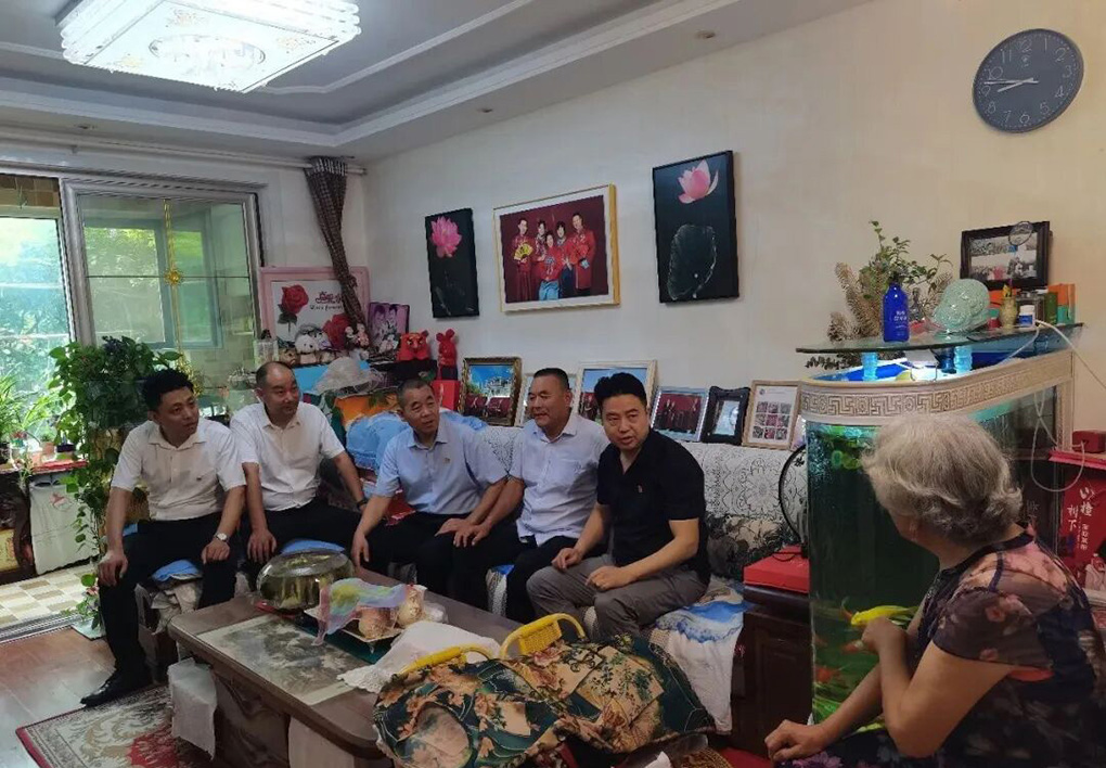 沂河新区物业管理协会开展退役军人走访慰问活动 (图2)