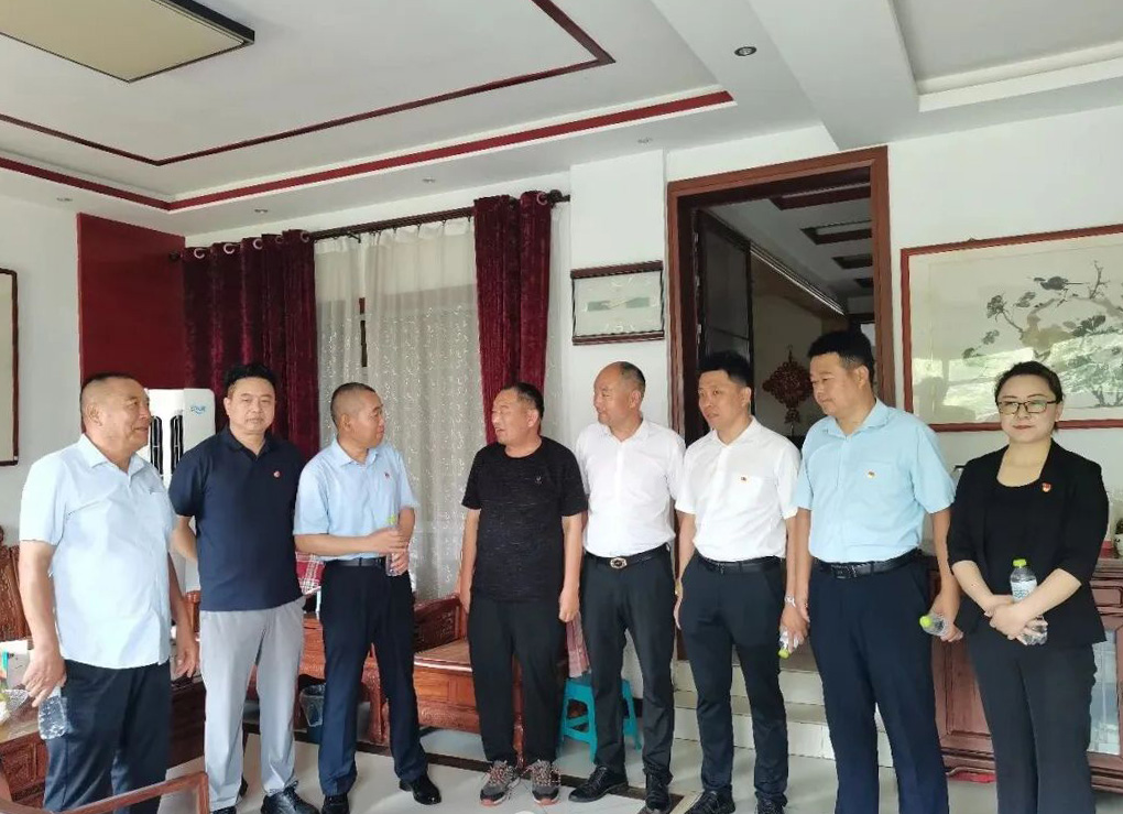 沂河新区物业管理协会开展退役军人走访慰问活动 (图3)