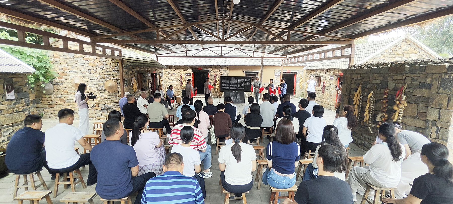 山东临沂“沂心向党・工行致远”沉浸式职工大思政课暨沂蒙工会干部大讲堂在沂南举办(图2)