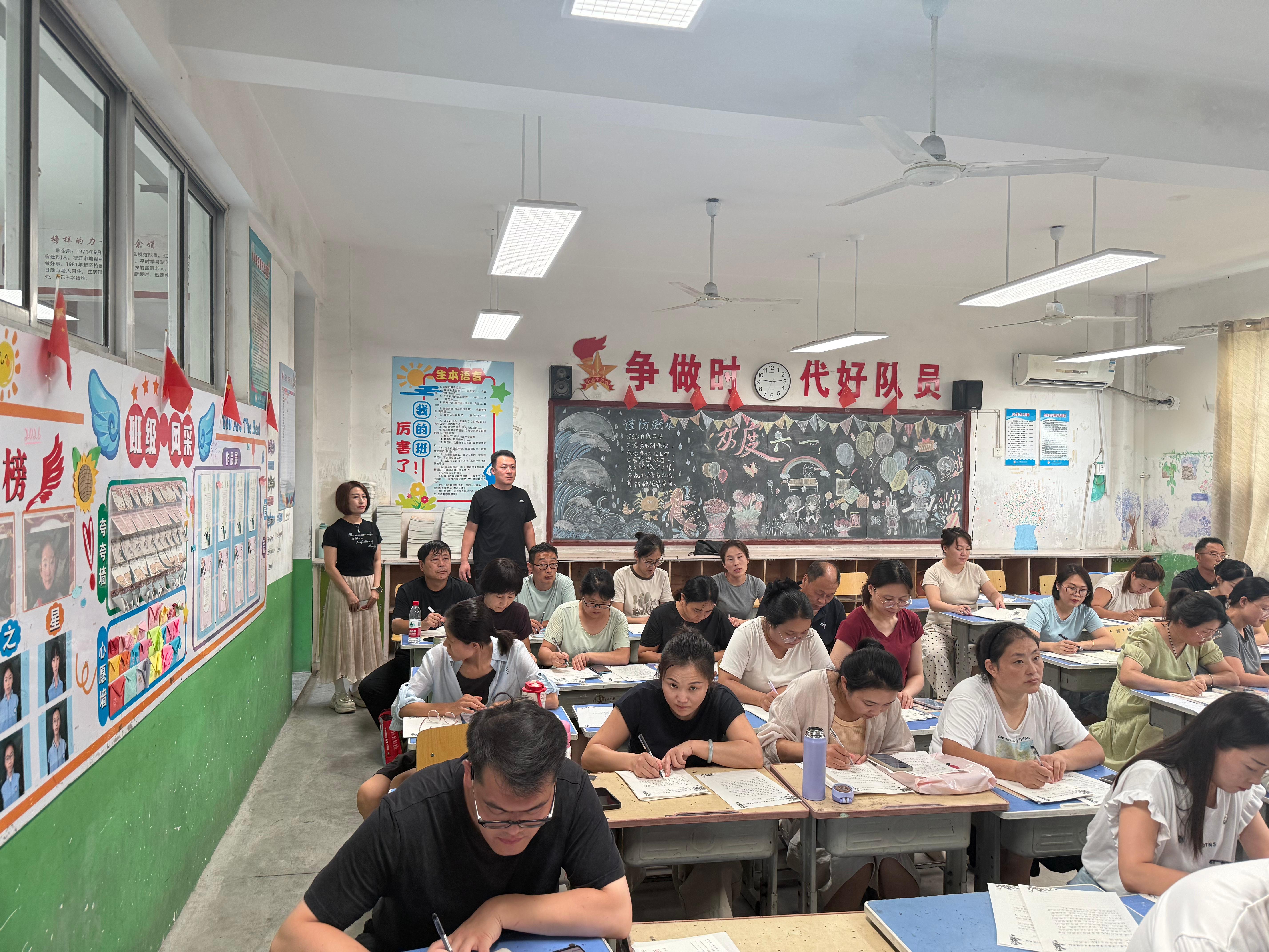 平邑县第二实验小学举行学科主题研讨交流沙龙活动(图1)