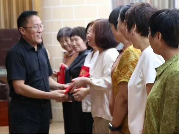 平邑县第四实验小学召开庆祝第42个教师节表彰大会(图2)