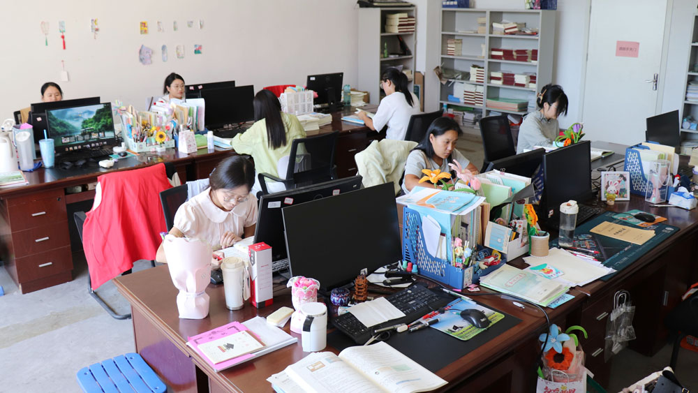 【校园扎根】平邑县实验小学第六校区扎实推进教师入班办公(图1)