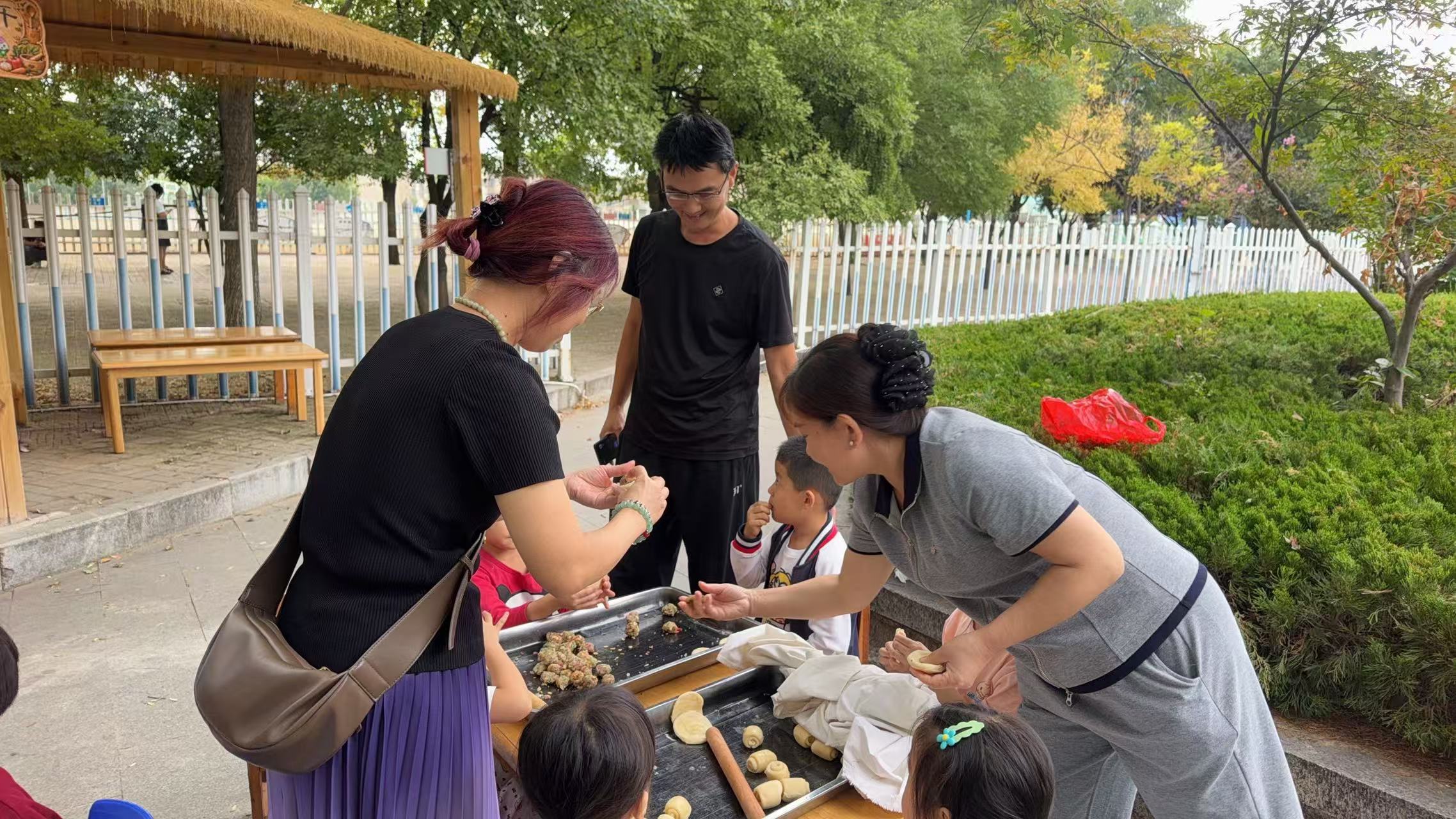 巧手制月饼，劳动迎中秋——兴蒙学校开展中秋劳动实践活动(图1)