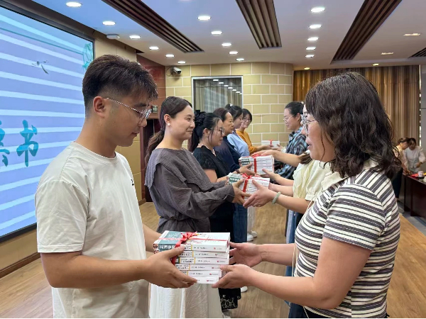 平邑县第四实验小学开展教师图书漂流启动仪式(图2)