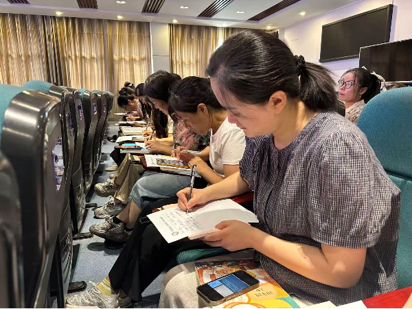 平邑县第四实验小学举办师生硬笔书法大赛(图2)