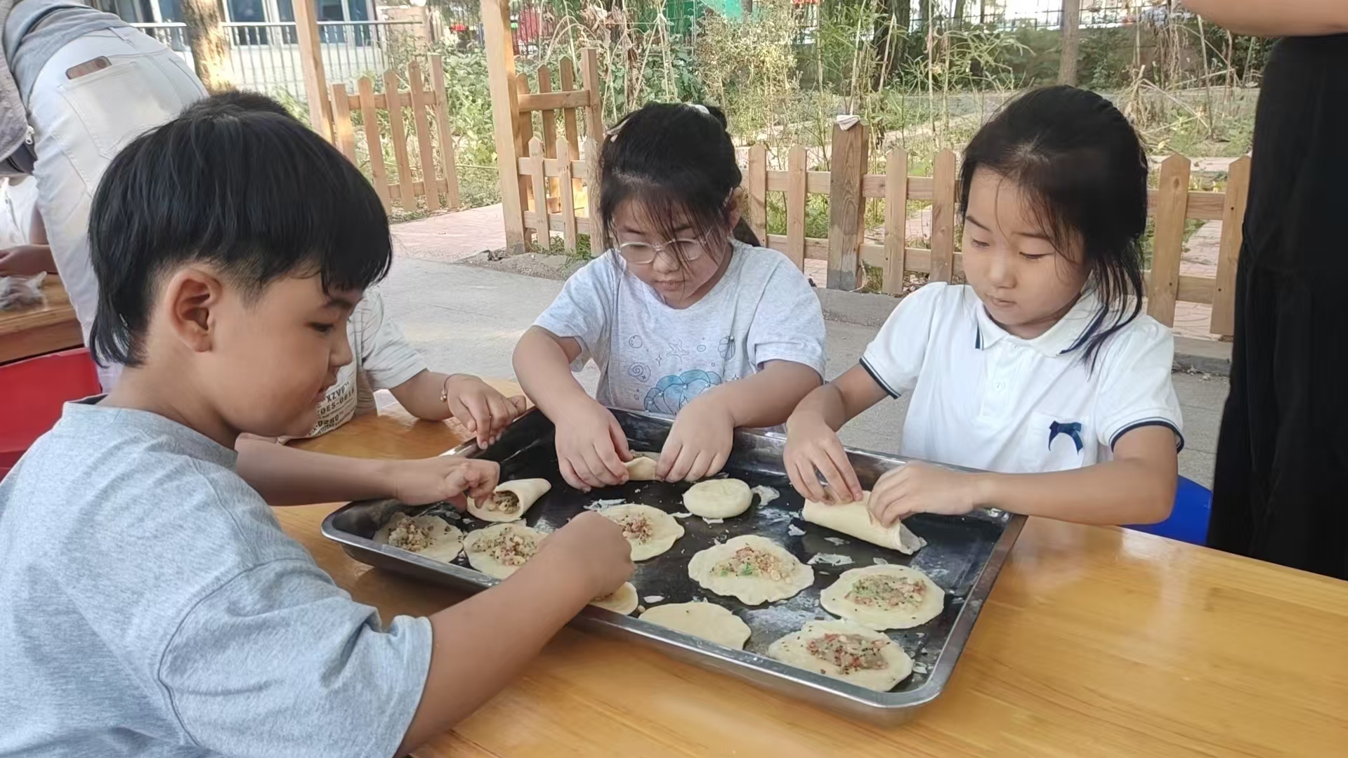 传承中秋古韵 劳动点亮童心——平邑兴蒙学校一年级中秋劳动实践活动纪实(图3)
