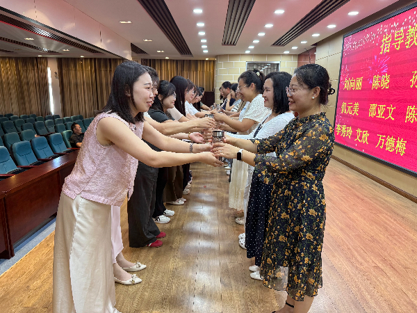 平邑县第四实验小学举行“青蓝工程”师徒结对仪式(图2)