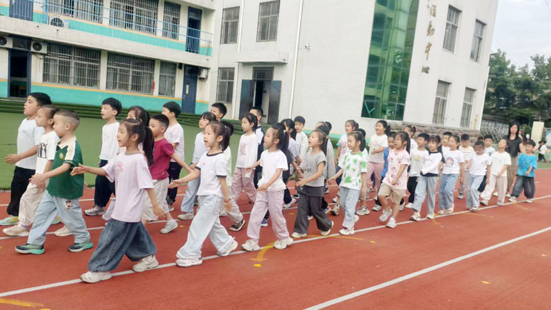 【山东平邑】规范路队与课堂常规，实验小学新生展示养成教育成果(图1)