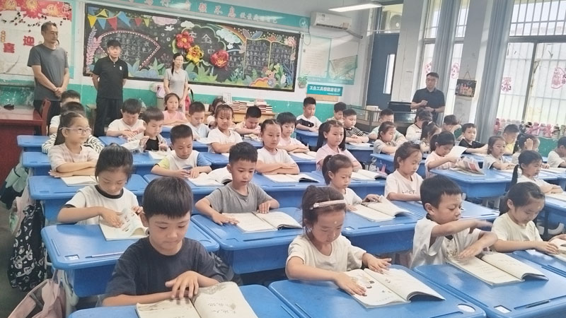 【山东平邑】规范路队与课堂常规，实验小学新生展示养成教育成果(图2)