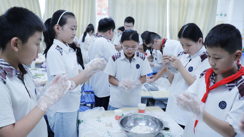 【县区前沿】揉面压模磨心性,平邑第三实验小学把劳动教育揉进月饼里(图2) 【县区前沿】揉面压模磨心性,平邑第三实验小学把劳动教育揉进月饼里(图2)