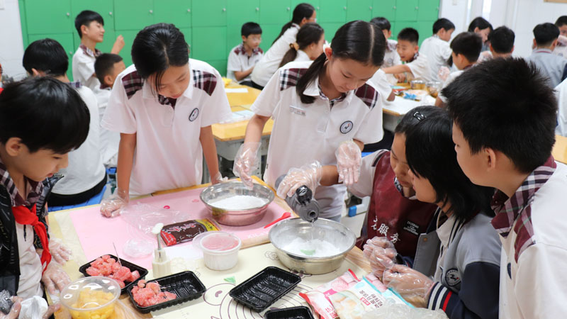 【县区前沿】揉面压模磨心性,平邑第三实验小学把劳动教育揉进月饼里(图4) 【县区前沿】揉面压模磨心性,平邑第三实验小学把劳动教育揉进月饼里(图4)