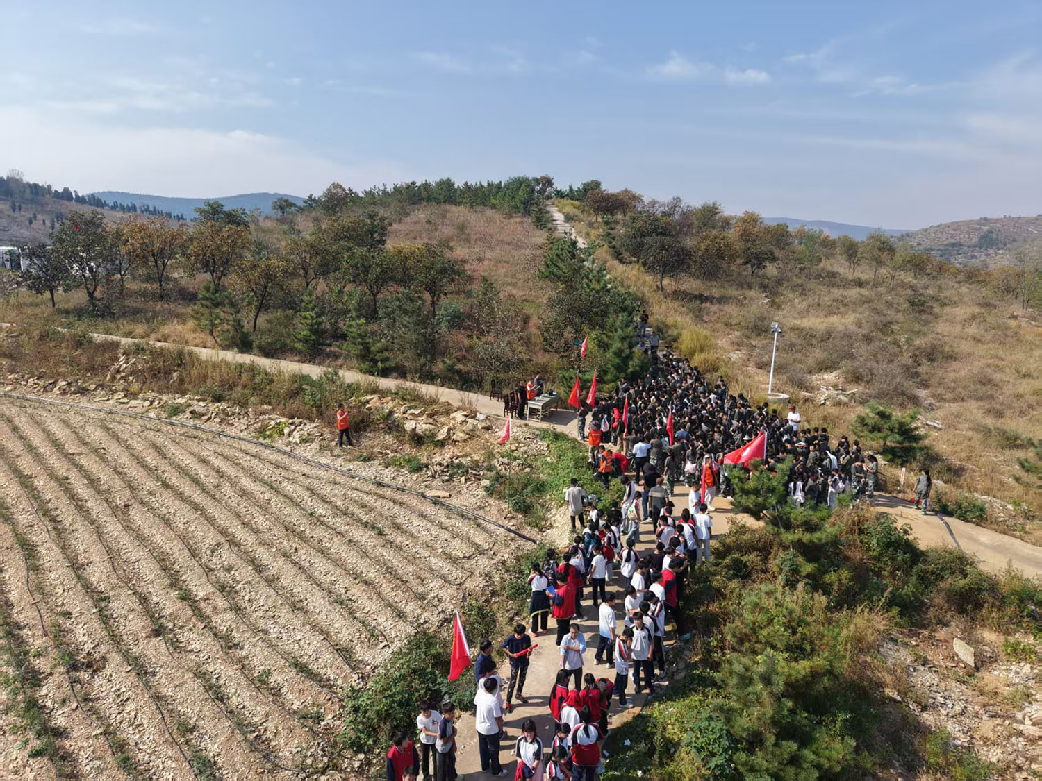 践行生态文明 守护绿水青山丨铜石镇中学开展师生护林防火徒步研学活动(图3)