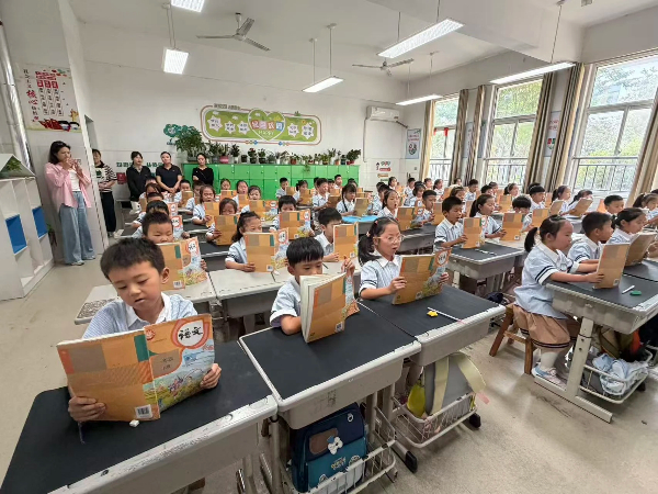平邑县第四实验小学举行一年级常规训练展演比赛